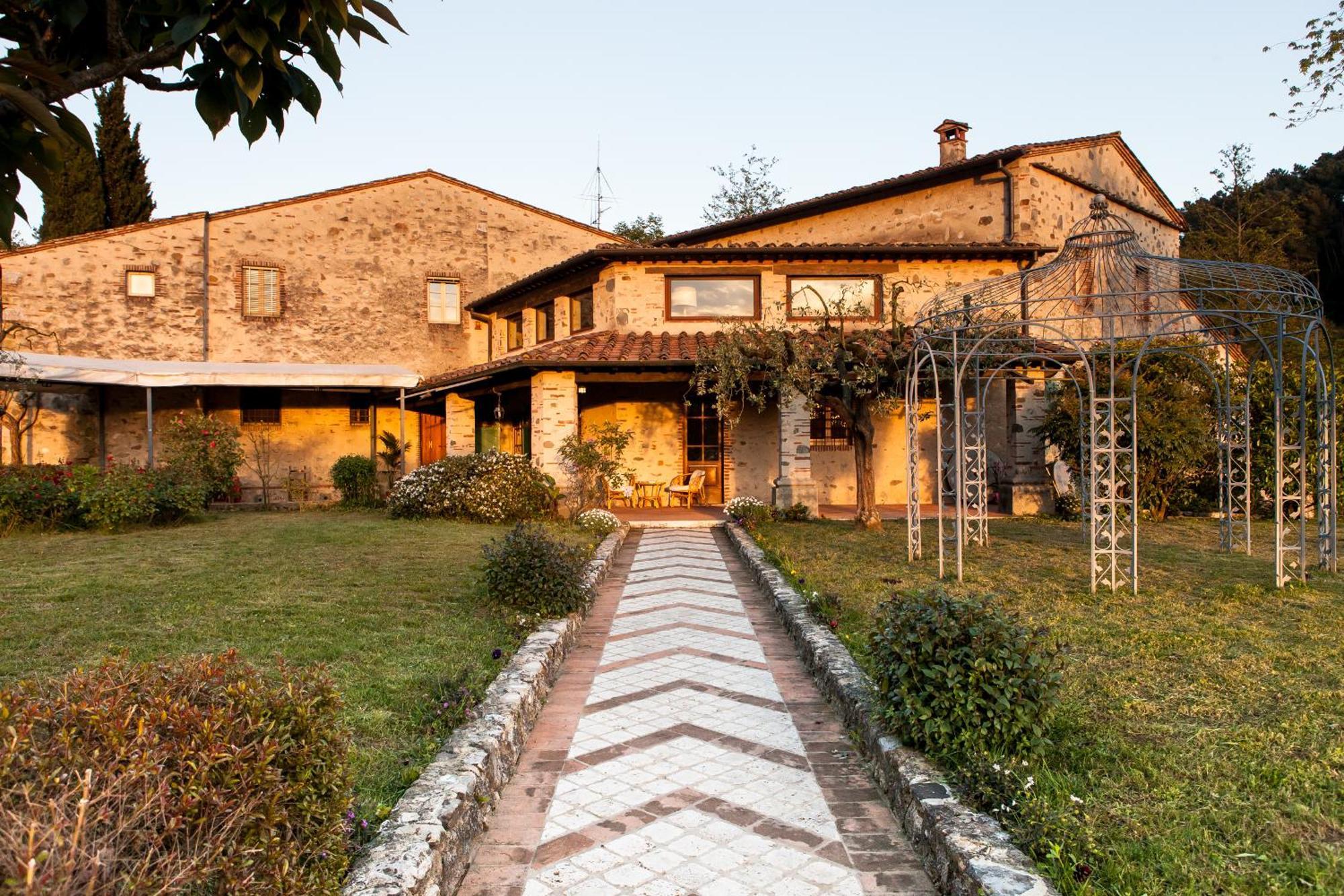 Bernardone Hotel Камайоре Екстериор снимка